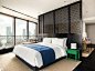印际 - Lissoni & Partners x 镛舍 : 房间配备了当代设计元素的组合，定制的作品和一些传统亚洲家具的现代重新诠释。各种各样的配饰给空间增添了一种居家的感觉。每个房间都受益于丰富的城市景观，而半透明隔板的使用保留了空间感和光线，通过背光墙和浴室的玻璃屏幕等发光元素加强了这种感觉。