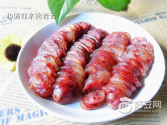 自制四川腊肠
1.用上好的猪前腿肉（肥瘦...