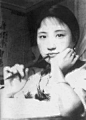 陆小曼（1903年－1965年），江苏常州人，近代女画家。1915年就读圣心学堂，她18岁就精通英文和法文。她是个画家，师从刘海粟、陈半丁、贺天健等名家，父亲陆定原是财政部的赋税司司长，1922年和王庚结婚，1925年离婚。1926年与徐志摩结婚，同年参加了中国女子书画会，1941年在上海开个人画展，晚年被吸收为上海中国画院专业画师，上海美术家协会会员，曾参加新中国第一次和第二次全国画展。她擅长戏剧，曾与徐志摩合作创作《卞昆冈》五幕话剧。她谙昆曲，也能演皮黄，写得一手好文章，有深厚的古文功底和扎实的文字修
