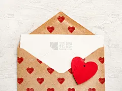 信封上有心形的图画。美丽的贺卡