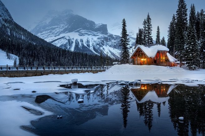 雪景 池塘 木屋 倒影壁纸

