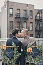 美国的一家婚纱公司推出了“复古纽约风"的同志婚紗照，照片中的情侣都透漏着甜蜜，笑的好幸福，光是看着整个人都温暖了。