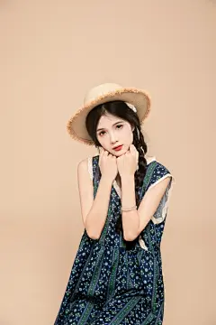 遮阳帽碎花裙夏季稻田清凉女生人物摄影图