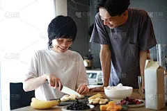 夫妇制作冰沙