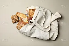 灰色背景上的面包房产品棉袋