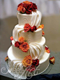 Red, burnt orange, and golden hues for these roses is nothing short of romantic! As imple yet stunning cake design perfect for fall weddings!