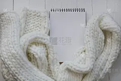 冬天的布局。寒假模型。空白笔记本，在白板木背景上织着白色围巾。待办事项列表。副本的空间。圣诞节和新年