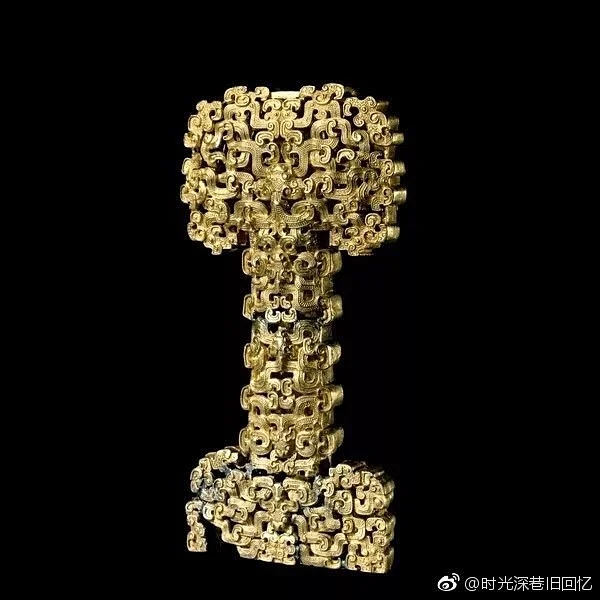 东周黄金剑柄 东周黄金剑柄，战乱时期流落国外，现存于大英博物馆。它出现在距今2500年前的周朝。整个剑柄全部用“透雕铸金”工艺打造，精致绝伦 ...