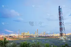 炼油厂和油库以及炼油厂管道和蒸馏罐在傍晚关闭