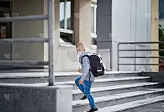 2019冠状病毒病隔离和封锁后，戴口罩的儿童返回学校