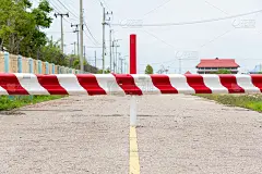 路障关闭了道路。失去了汽车通行的通道。主干道上禁止交通的路标。禁区，禁止进入，禁止通行