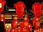 金陵灯会亦称秦淮灯会或夫子庙灯会，是广泛流传于中国南京地区的一种民间传统习俗活动。现在指每年春节至元宵节期间南京夫子庙举办的大型灯彩展览会，至今为止已经举办了20多届，是中国最著名的灯会活动之一。元宵节是金陵灯会的观灯最高潮。春节观灯是南京的传统习俗之一，南京人有句俗话：“过年不到夫子庙观灯，等于没有过年；到夫子庙不买张灯，等于没过好年。”