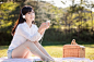 MP3播放机,愉快的,长发,树,秃树_gic10389742_a woman listening to music on the grass_创意图片_Getty Images China