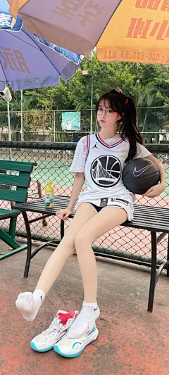 拿着篮球可爱美女运动装手机壁纸