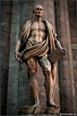 1562年意大利米兰Duomo大教堂Saint Bartholomew雕像。非常严谨的艺术解剖，如果你仔细观察，你会发现这不是一件长袍，实际上是他的皮肤去掉挂在他周围。