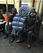 纽约的艺术家Subway Doodle平时乘坐地铁的时候，总会带上他的iPad，然后把眼前的东西拍照下来之后在上面创造出一些蓝色的小怪兽融合在场景里，仿佛就像真的存在一样