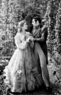 1940年葛丽亚·嘉逊主演伊丽莎白与劳伦斯·奥利弗主演达西在花园误会冰释