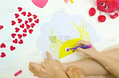 孩子们玩着胶带纸，用太阳和红心制作有趣的卡片