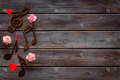 带花的音乐木音符。前视图。爱情歌曲的概念