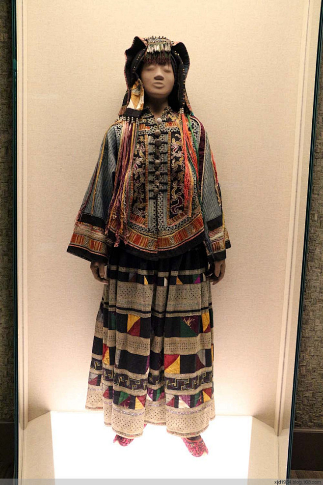 彝族绣花女服