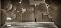 #设计美学志# 

武汉「武商摩尔国际电影城」，设计师以「菲林铁盒」作为电影院的设计主题，透过利用菲林铁盒圆圆的外型，打造出一个充满张力、前卫的观影空间。连绵的圆盘贯穿整个影院，勾起菲林时代的集体回忆。

地址: 解放大道690号武汉国际广场C座7楼

公装 ／ 摄影 ／ 售楼处 ／ 周末探店...展开全文c