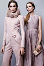 Elie Saab Pre-Fall 2015。艾利·萨博2015早秋时装发布。除了保持一贯的设计方向，Elie Saab 这一次更注重布料的独特性。在裸色系列的设计上，他采用了内敛的花卉织锦，並搭配同色系的皮草，高贵气质展露无遗。此外，在舞会礼服上，仿蕾丝效果的花卉布料，更是匠心独运，Elie Saab 要带给他的顾客的是一件最精致的艺术品。