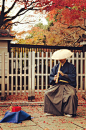 京都风貌---街头献艺的僧侣。【吹奏的乐器叫‘尺八’，竹制，外切口，五孔（前四后一），属边棱振动气鸣吹管乐器，以管长一尺八寸而得名，其音色苍凉辽阔，又能表现空灵、恬静的意境。为中国名乐器，自唐代传至日本，融入日本本土的尺八最先是以佛教法器为传播途径。所以，尺八的音乐是和佛教密不可分的。】
