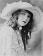 丽莲·吉许 Lillian Gish
（1893.10.14—1993.2.27）
银幕代表作：【一个国家的诞生】【党同伐异】【世界之心】【被摧残的花朵】