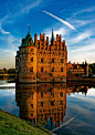 This Pin was discovered by A Change Creations. Discover (and save!) your own Pins on Pinterest. | See more about denmark, castles and danishes.建筑，是人类最伟大的创造奇迹和艺术结晶。从古埃及大漠中的金字塔、罗马庞培城的斗兽场到中国的古长城，从秩序井然的北京城、宏阔显赫的故宫、圣洁高敞的天坛、诗情画意的苏州园林、清幽别致的峨眉山寺到端庄高雅的希腊神庙、威慑压抑的哥特
