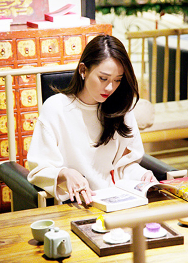 【陈乔恩俏俊可人 电视剧女王最爱看书】不.