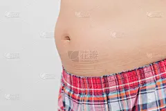一个大肚子的中年男子