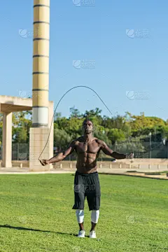 男人,非洲人,垂直画幅,球,天空,进行中,黄铜,户外,草,运动员