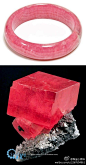菱锰矿，商业名称红纹石。三方晶系，常呈菱面体晶体。粉红色，通常在粉红底色上有白色、褐色条纹等，也可有红色与粉色相间的条带。菱锰矿是Mn离子致色，属典型的自色矿物。氧化后会变褐黑色。玻璃光泽，透明至半透明。折射率1.597~1.817。分光镜检查可见410nm、450nm、540nm弱吸收带。@北坤人素材