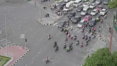 慢速摩托车和汽车在十字路口