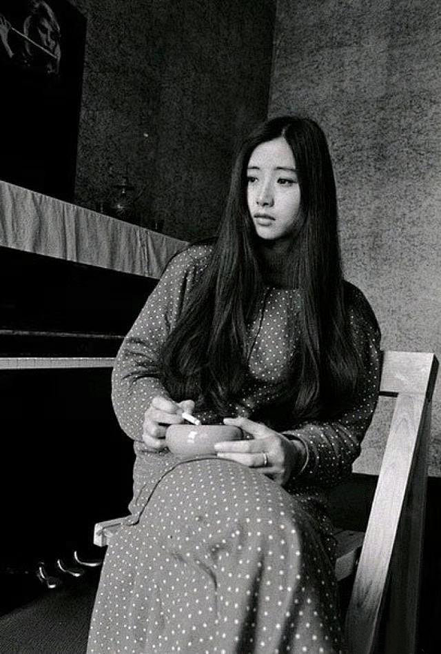 易知难 摄影师肖全的著名照片，上世纪80年代，易知难曾是艺术圈里非常抢眼的一个女人，后来销声匿迹过起了平淡生活。