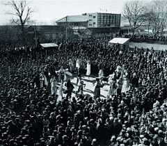 @隆化游子，正月十三看花会啦！_活动 : 隆化民间花会，是从正月十三到正月十六，隆化城乡开展的一种文化活动，也是百姓为求人寿年丰、生活美满组织开展的一种祈福活动，浩浩荡荡的花会队伍走上街头，锣鼓喧天鞭炮齐鸣，背歌，八大怪，高跷，二贵摔跤..…