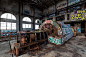 半没入水下的废弃电厂
Abandoned Market Street Power Plant in New Orleans
新奥尔良这座电厂建于1905年，关闭于1973年。再接下来的几十年间，这里住满了流浪汉。2007年这个电厂及周围共31英亩以千万美金卖掉。
2022年4月我造访此处时，电厂正在清理，流浪汉全被挪了出去，住在附近的街上。领头的工人大哥跟我说这里将被改造成社区中心，包括商店、办公楼和娱乐中心等等。
我从上到下转了几圈，里面还剩了很多流浪汉的物件，有衣服，有床垫，还有一些家具。我出来找到流