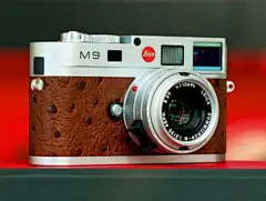 莱卡M9与前作M8相比，其最大的改进在于其采用了全新的1800万像素全画幅（面积为24mmX36mm）的感光元件，正式宣布旁轴数码相机正式进入了全画幅时代。同时，莱卡表面表示，M9能够支持徕卡所有M系列的镜头，可以说是目前世界上最小的全幅数码相机。