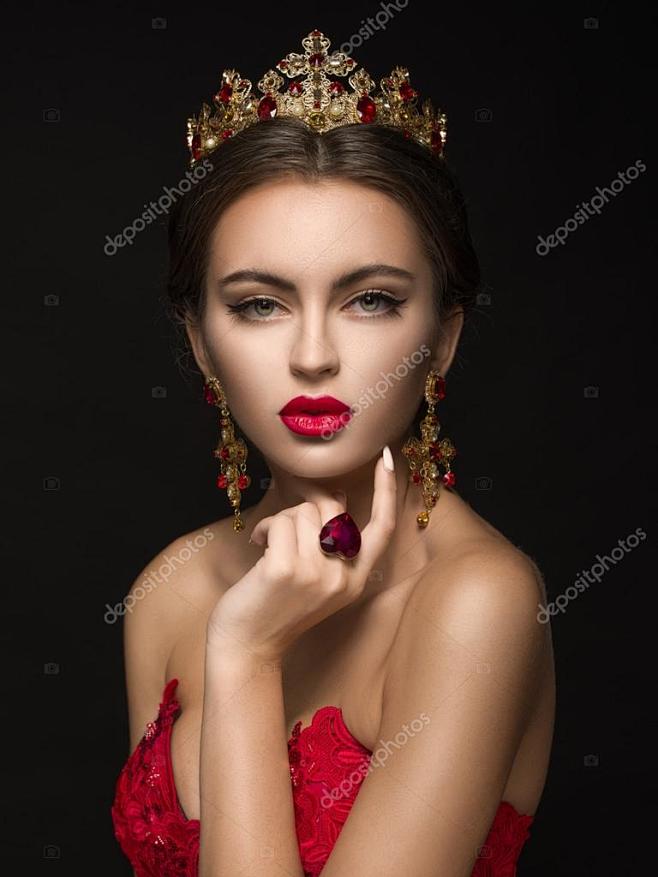 美丽的女孩，在金色的王冠和耳环在一个黑暗...