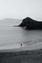 免费 在海滩上行走的人的灰度照片 素材图片