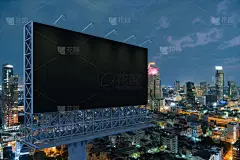 曼谷城市景观背景的空白黑色路标。街头广告海报，模拟，3D渲染。侧视图。营销传播的概念促进观念.