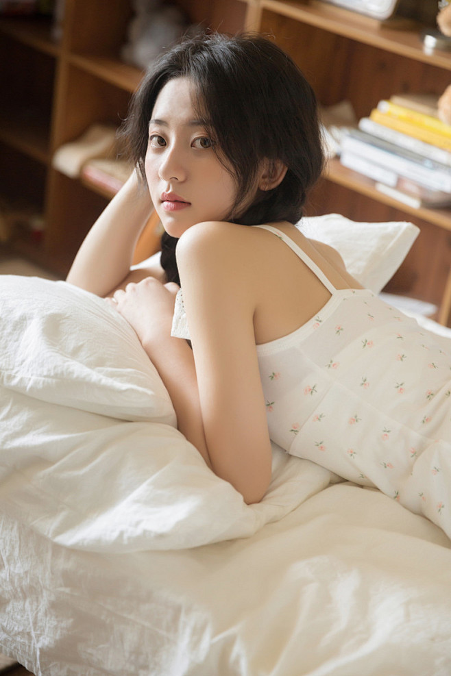 吊带美女长腿翘臀大胆诱惑写真图片918性感美女美桌网