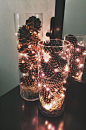 松果与串灯，作为圣诞装饰很有气氛