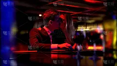 美丽的女孩约会迟到，亲吻男友，温柔的感情，爱