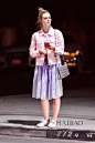 6月13日艾丽·范宁 (Elle Fanning) 身穿粉色牛仔外套和朋友会面