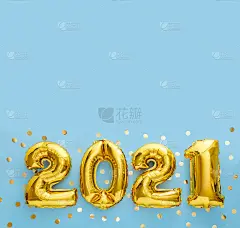 2021年蓝色背景上撒着五彩纸屑的金色气球。除夕邀请2021年。方形平铺与拷贝空间