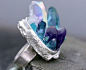 ring with crystals: 