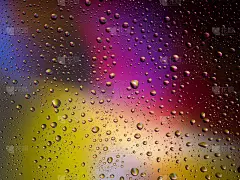 水滴色背景雨玻璃空间彩虹。
