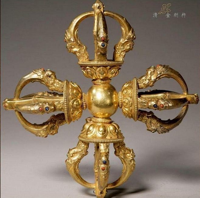 【金刚杵】梵文“vajra”，意为“坚固”或“力大无比”；藏文对应词为“多吉”，意为坚不可摧的硬度和璀璨之光。音译为伐折罗、缚日啰、伐折啰、跋 ...