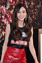 12月1日，angelababy 现身北京出席活动，她身穿黑色背心搭配红色皮短裙秀迷人美腿。 ​​​​